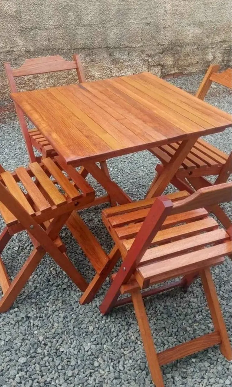 Conjunto Mesa e Cadeiras de Madeira Maciça - Usadas