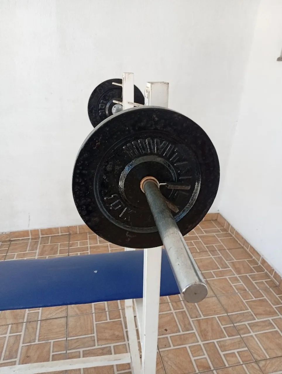 Mesa de supino com barra maciça com 20 Kilo de anilhas(600 reais ) - Foto 4