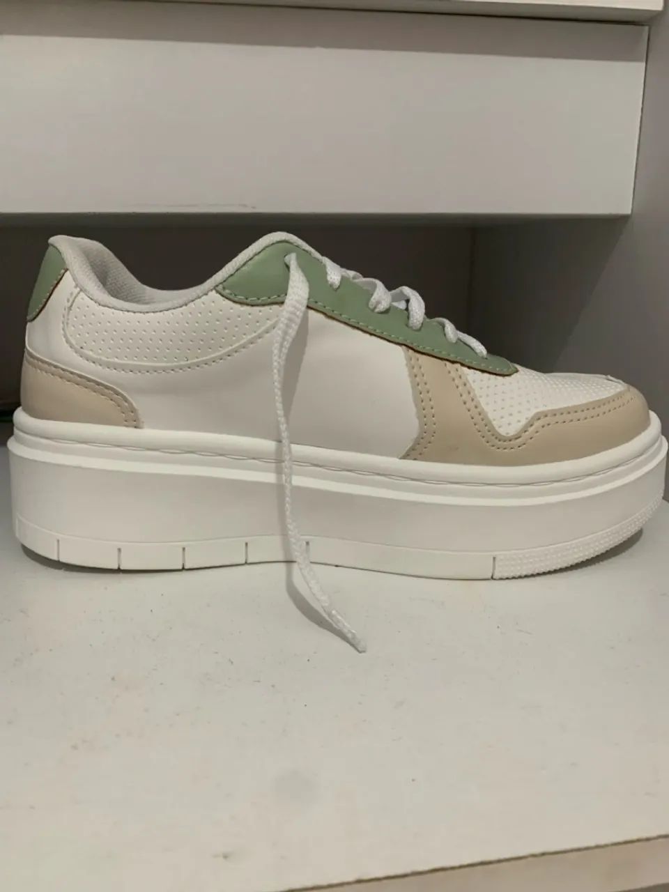Tênis plataforma branco com detalhes em verde e bege - Foto 2