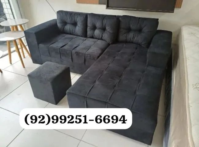 Sofá três lugares com puf de brinde