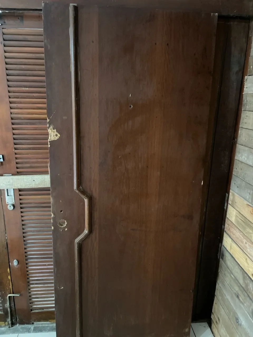 Porta de entrada em madeira nobre maciça