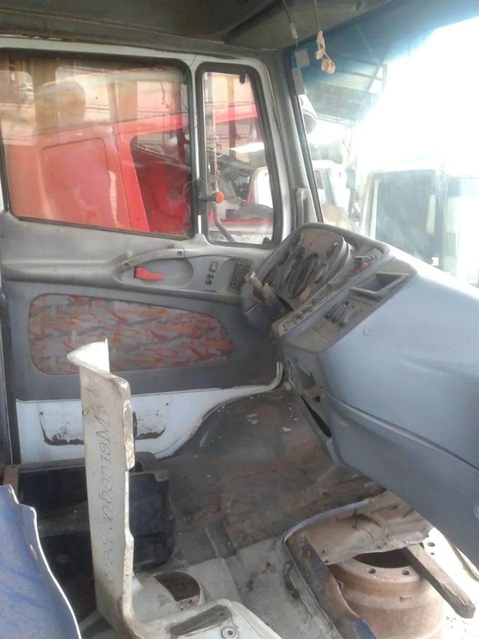 Oportunidade!! Vendo cabines de Volvo, Mercedes bicuda, Scania bicuda para desocupar lugar - Foto 12