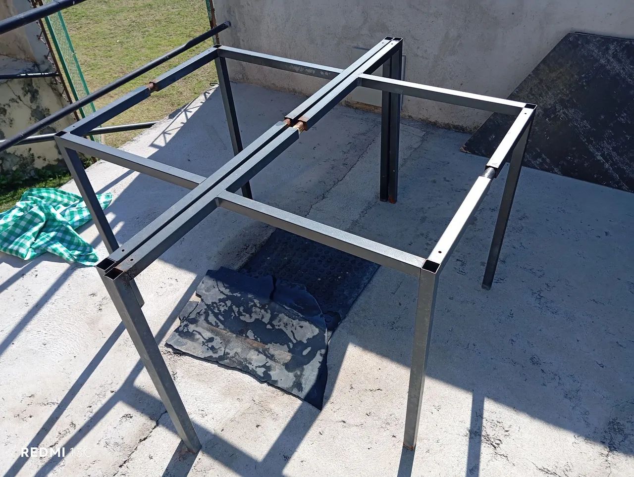 Mesa com design hexagonal e estrutura metálica  - Foto 3