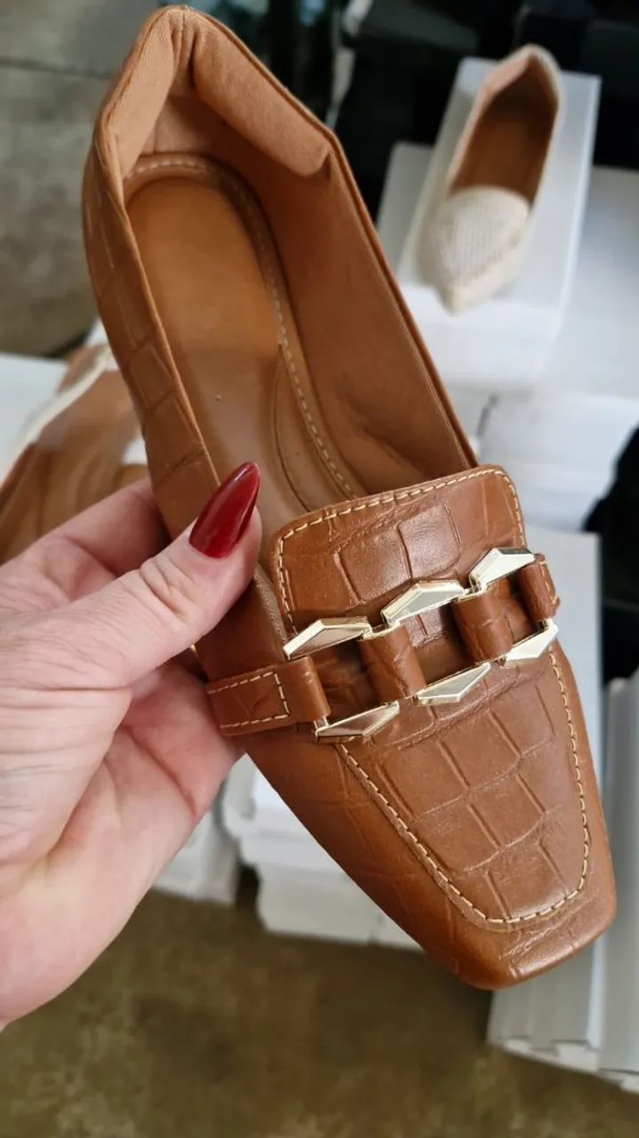 Sapatilha marrom com detalhe metalizado