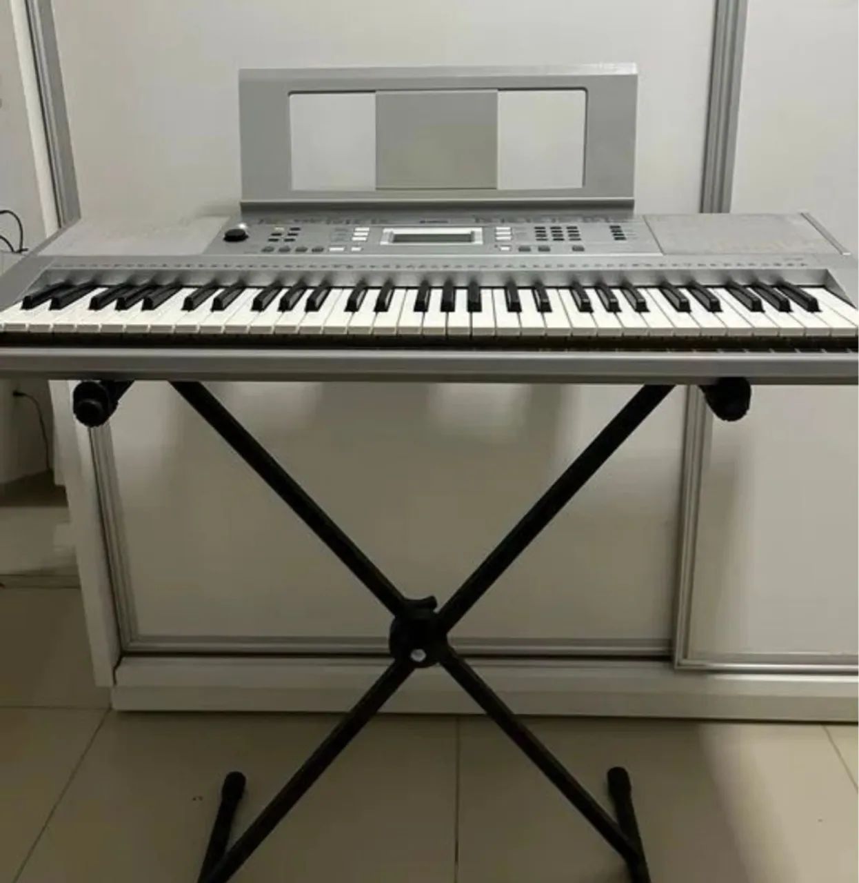Teclado YAMAHA com suporte