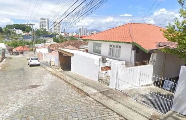 Terreno com 270m² à venda no Estreito.