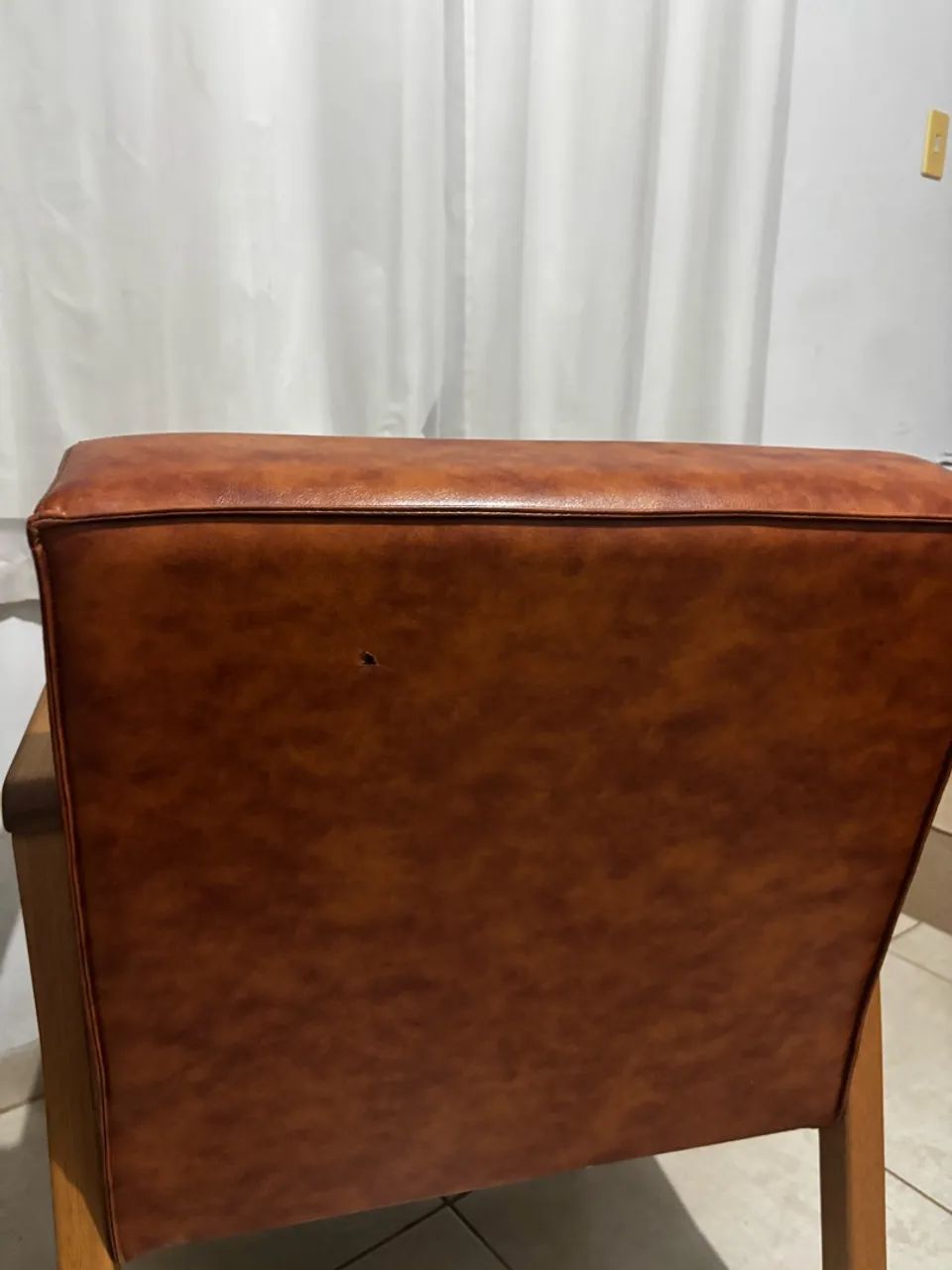 Poltrona Decorativa Retrô Caramelo com Braços de Madeira - Foto 4
