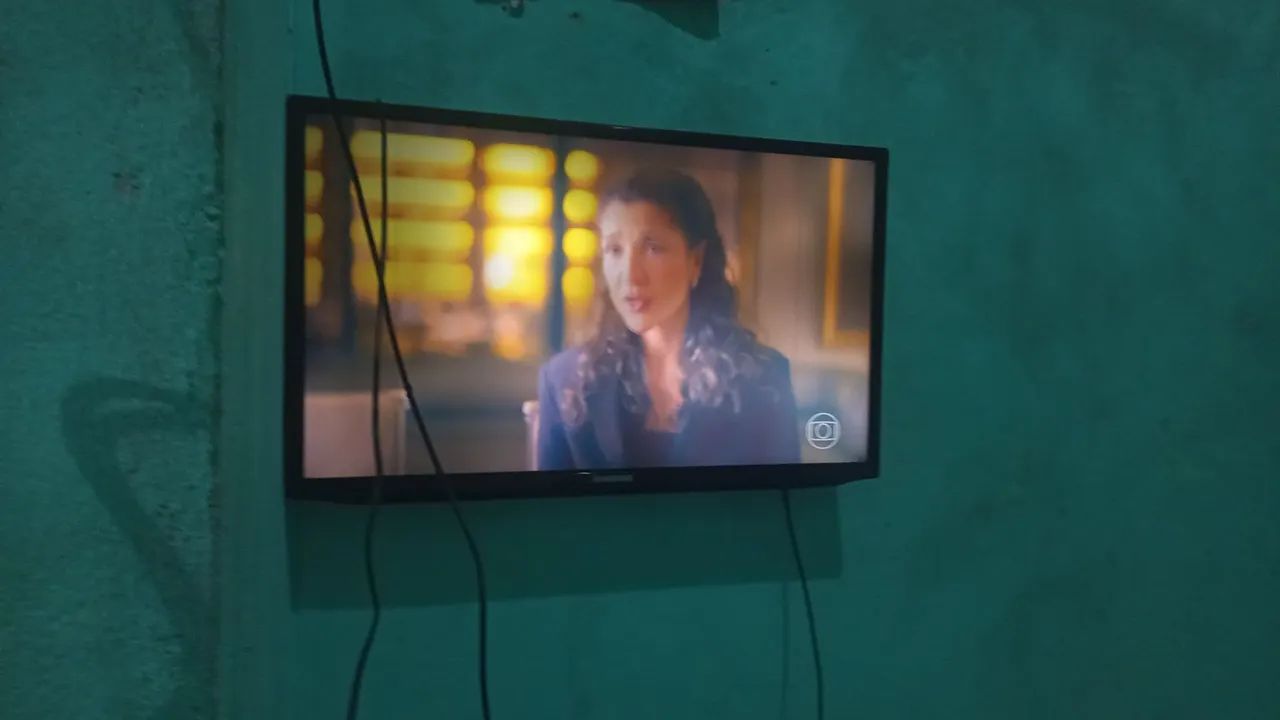 Tv Samsung 32 polegadas com controle não E esmart vai com pendrive com filmes 
