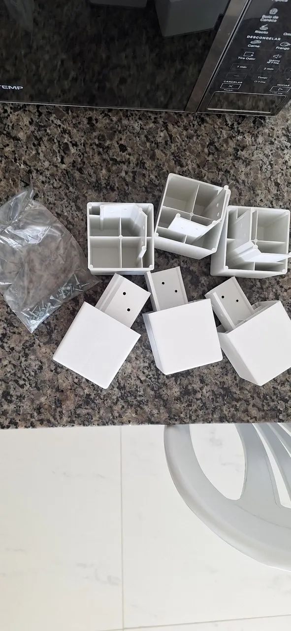 6 pés de guarda roupa branco