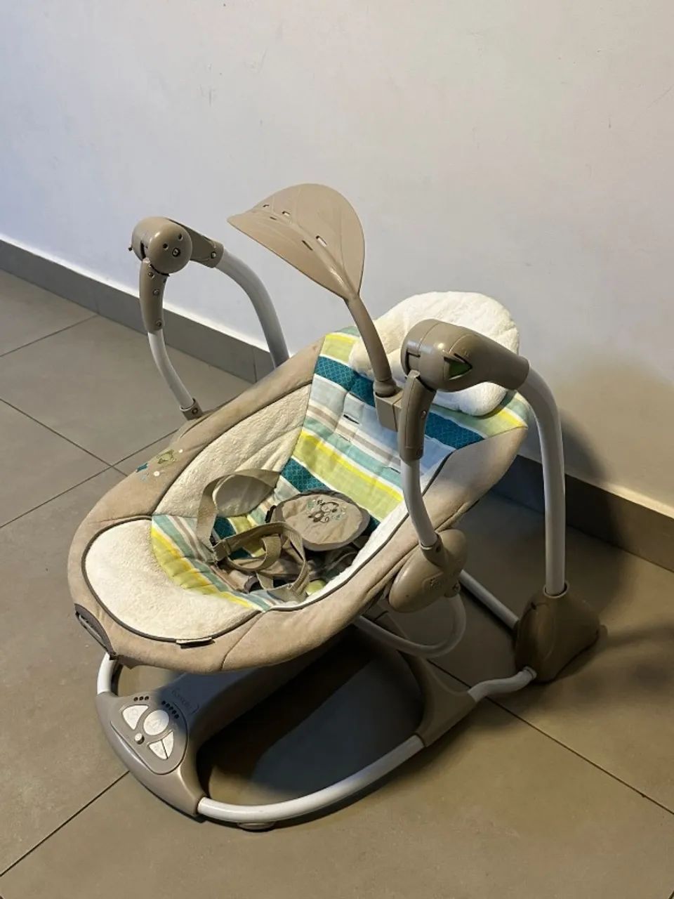 Cadeira de balanço automática e portátil para bebês