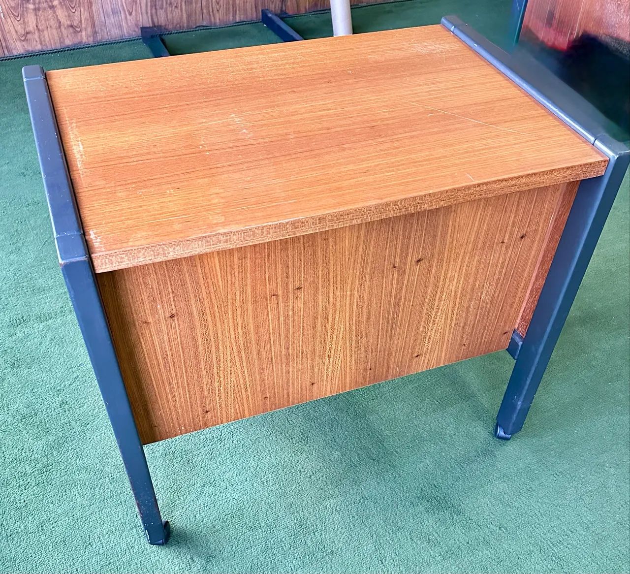 Mesa em madeira maciça com rodinhas  - Foto 3