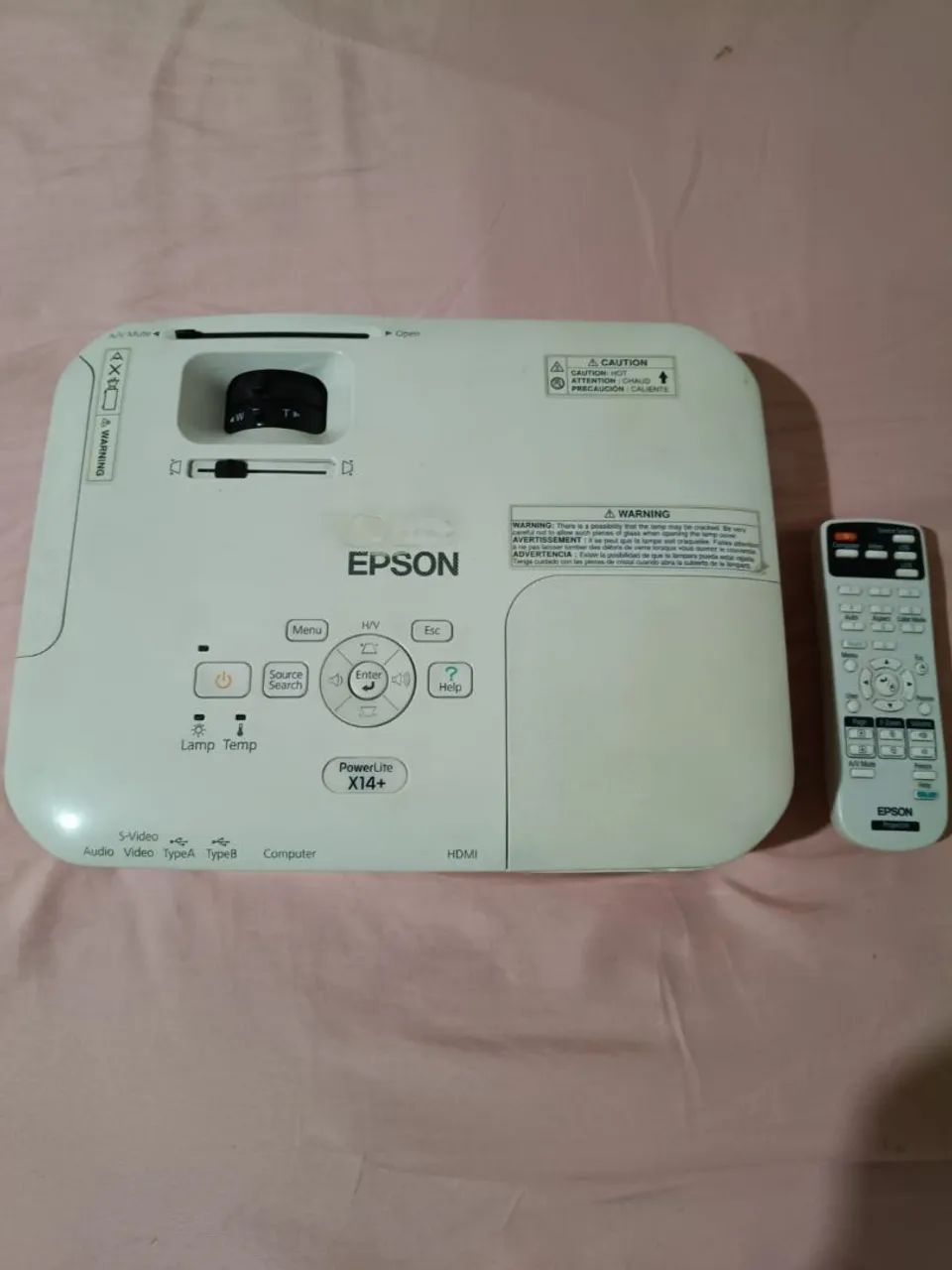 Data show Epson Power lite x14 funcionando 