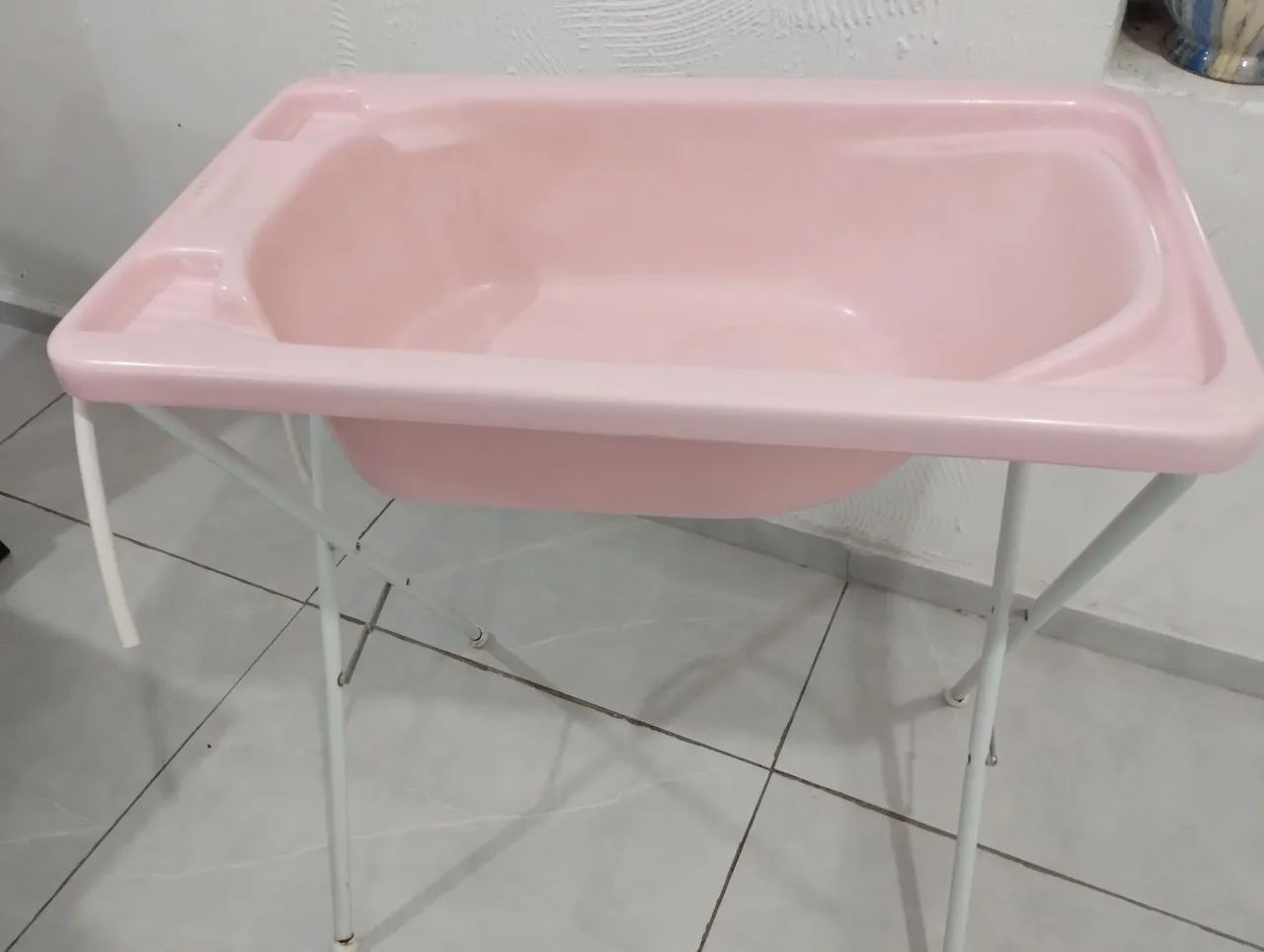 Banheira com suporte cor rosa 