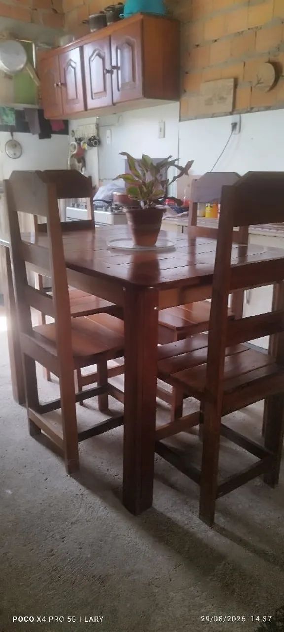 Mesa de madeira com 4 cadeiras  - Foto 2