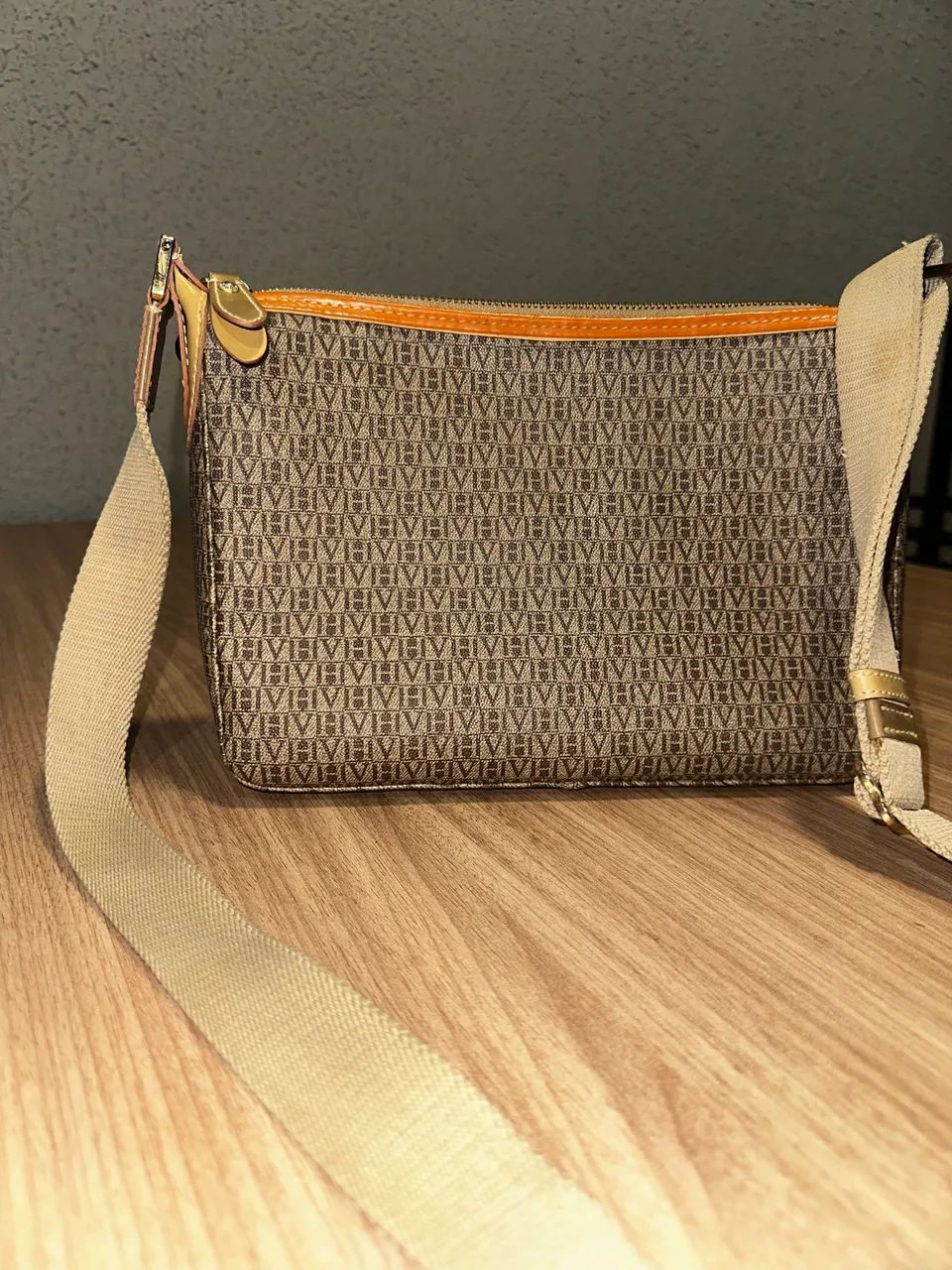 bolsa original victor hugo monograma vh transversal e atemporal - Foto 2