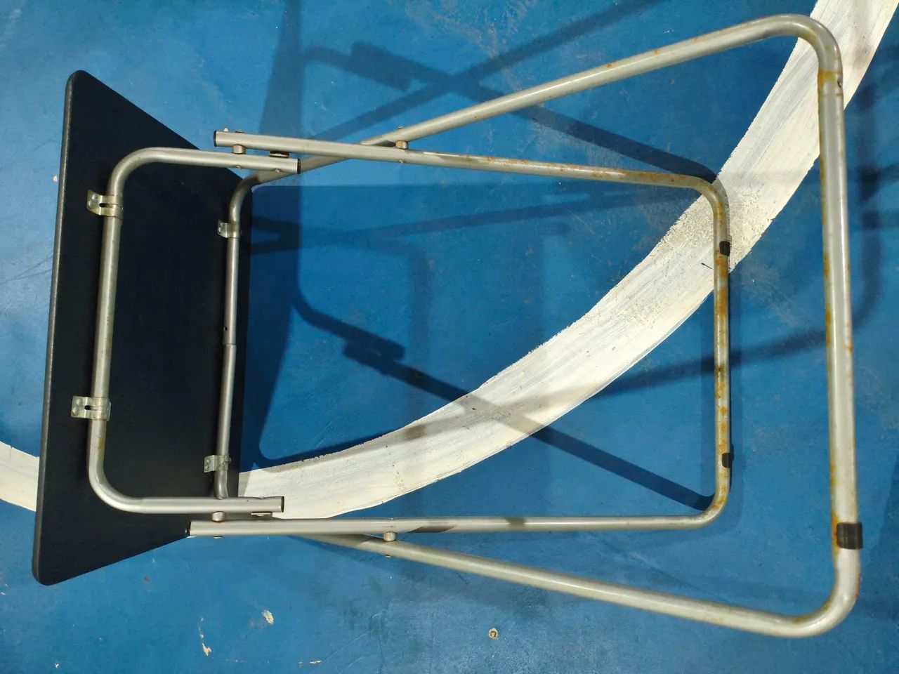 Conjunto de mesa e banquetas dobráveis.