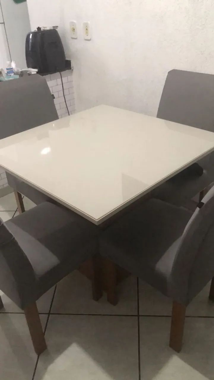 Mesa com quatro cadeiras 