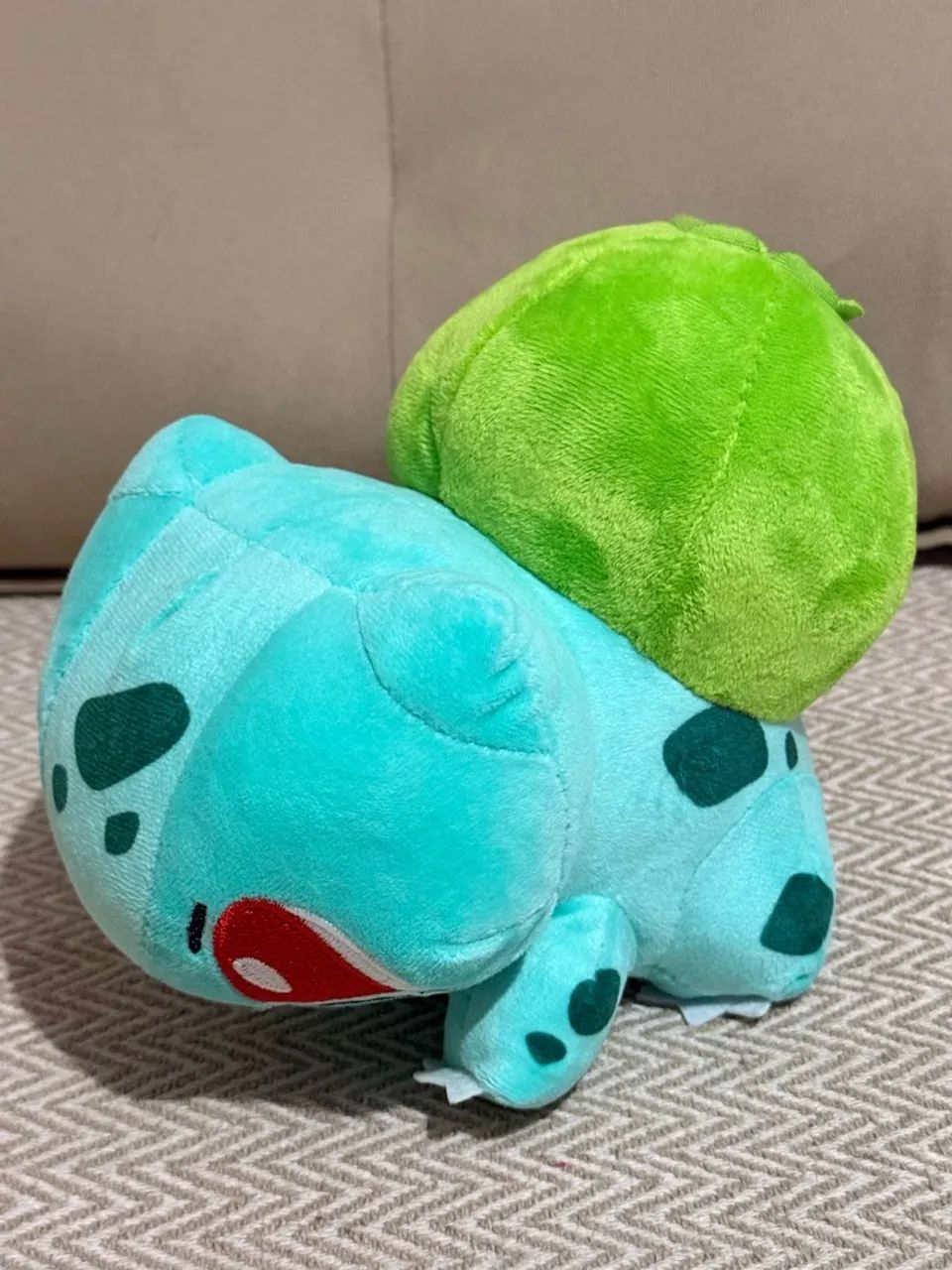 Insígnia Pokémon e pelúcia - Foto 2