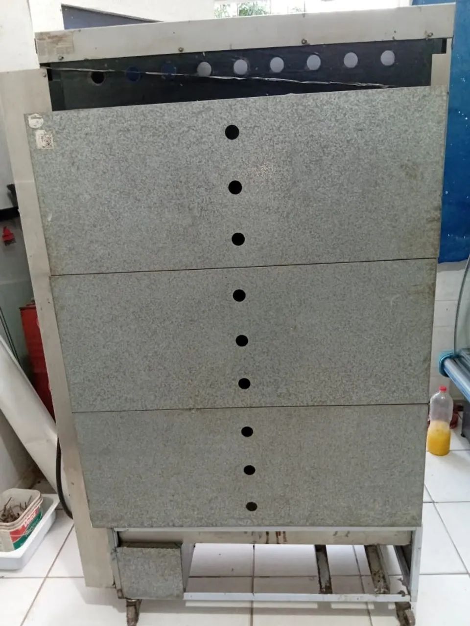Máquina de assar frango e estufa.