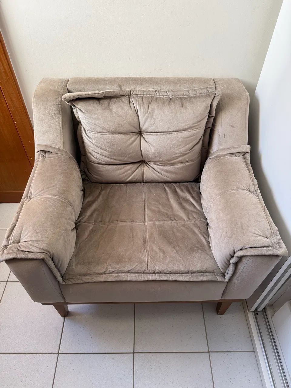 Poltrona Decorativa Bege | Confortável, Elegante e com Pés de Madeira - Foto 2