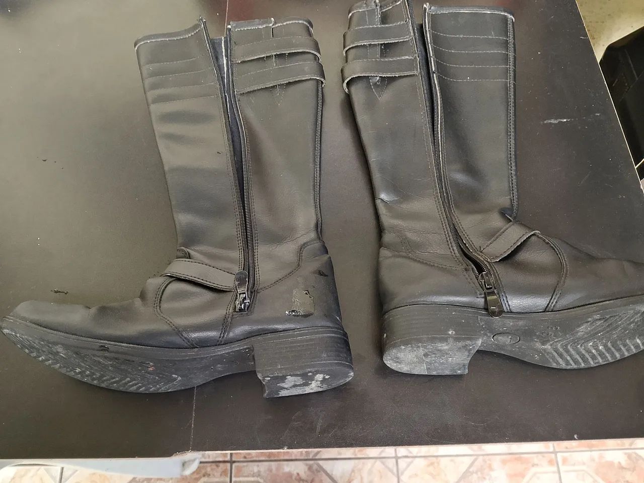 vende se um par de botas feminina