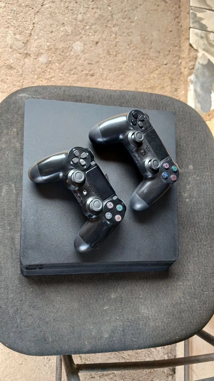 PS4 SLIM DOIS CONTROLES - Foto 3