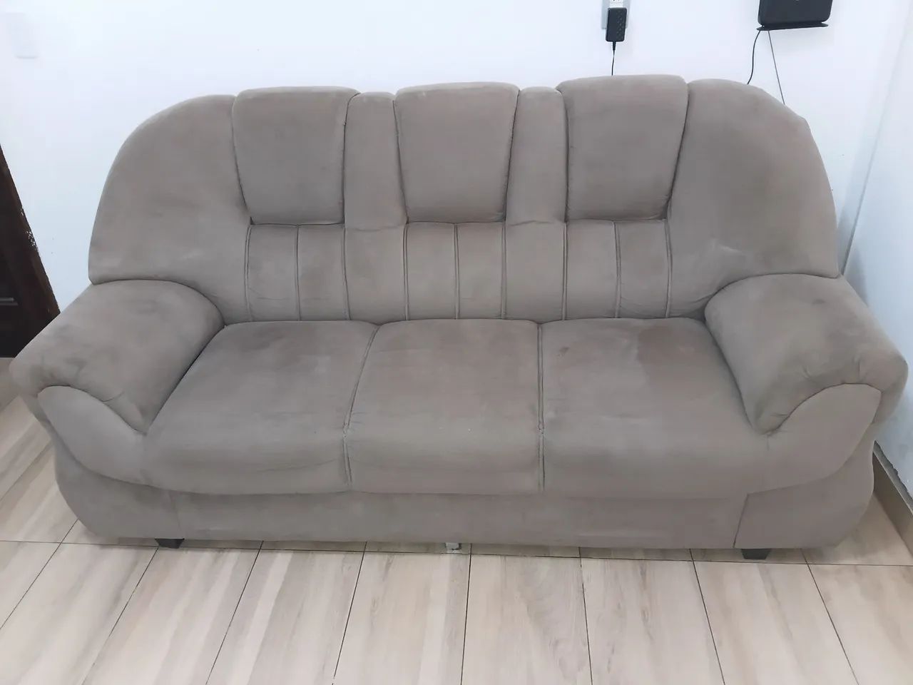 Jogo de Sofá 2 e 3 Lugares Suede Marrom Claro - acompanha o puff. - Foto 5