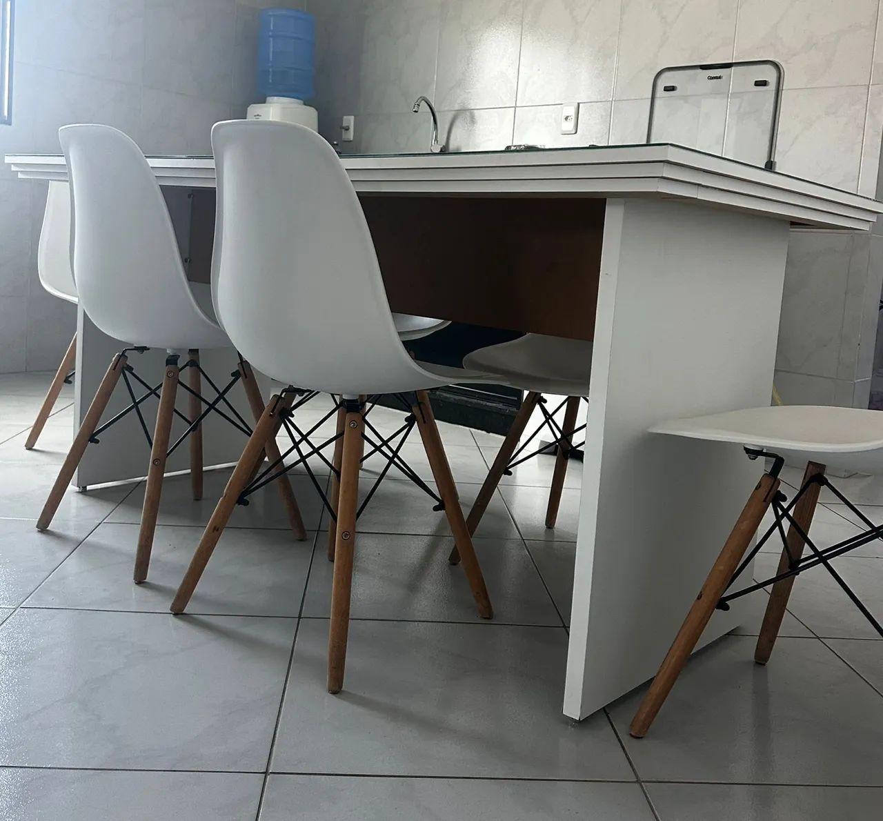 Mesa em MDF com 6 cadeiras - Foto 2