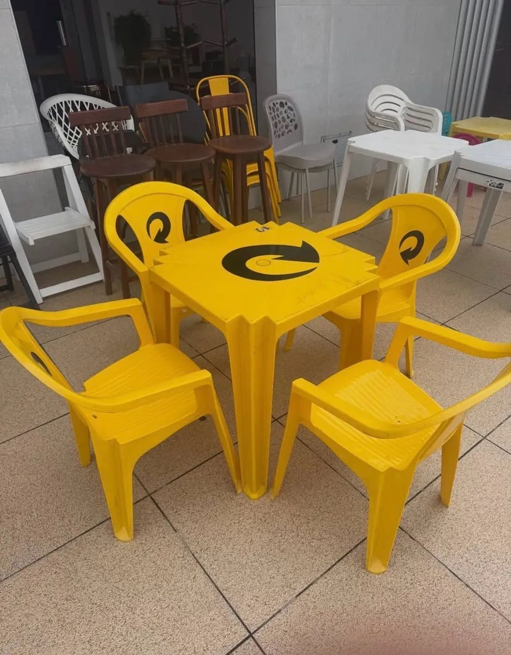 Jogo de mesa com quatro cadeiras de plástico 