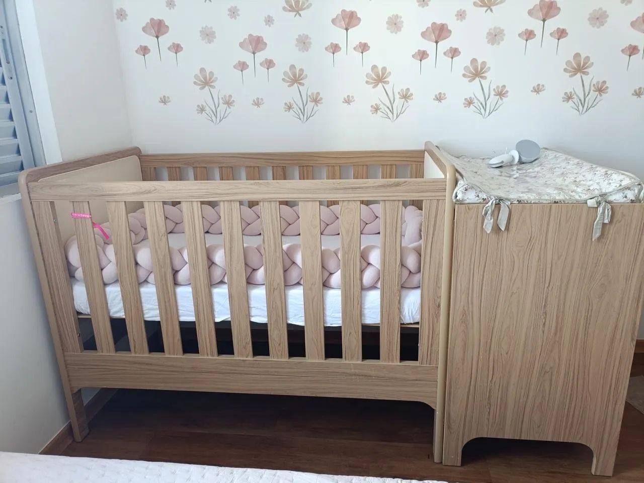 Berço MDF amadeirado com detalhe em palhinha - Foto 5