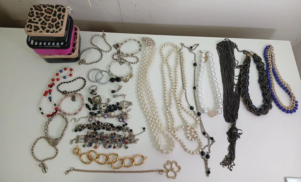Acessórios Femininos: colares, pulseiras, brincos.