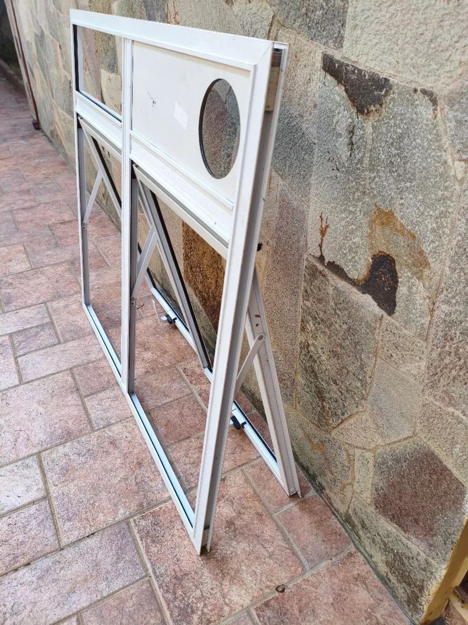 Janela basculante alumínio branco 1,09 por 97cm - Foto 4