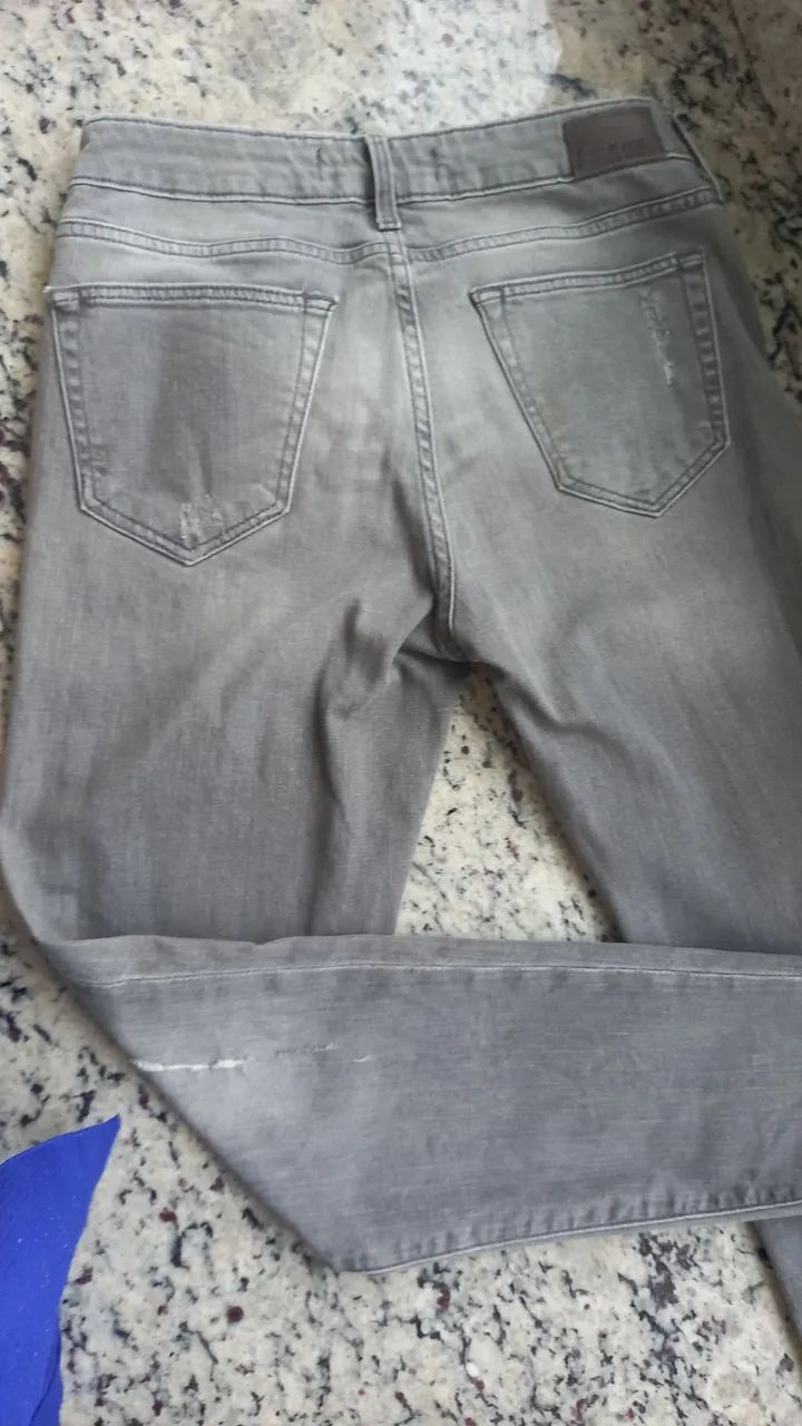 Calça jeans feminina cinza tamanho 38 - Foto 4
