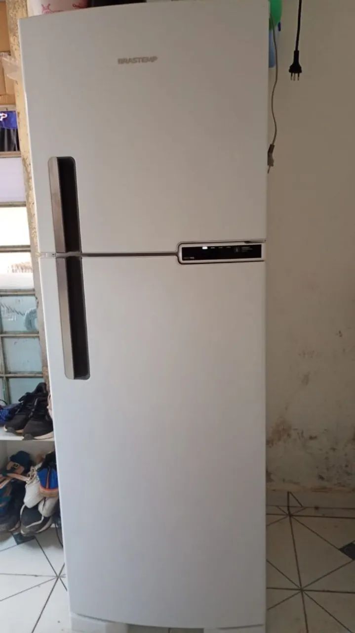 Vendo geladeira duplex 375 litros.