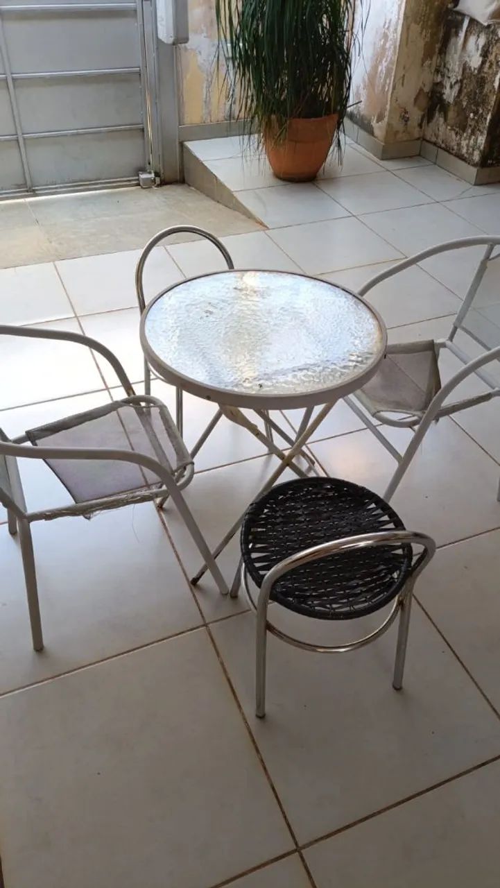 Mesa com cadeiras e bancos