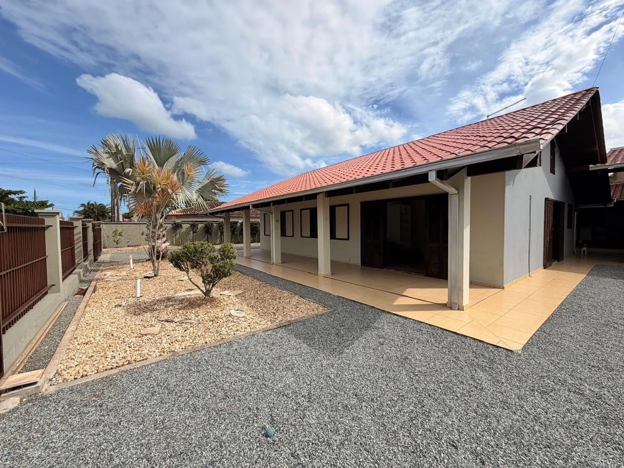 Casa com piscina e 4 quartos 