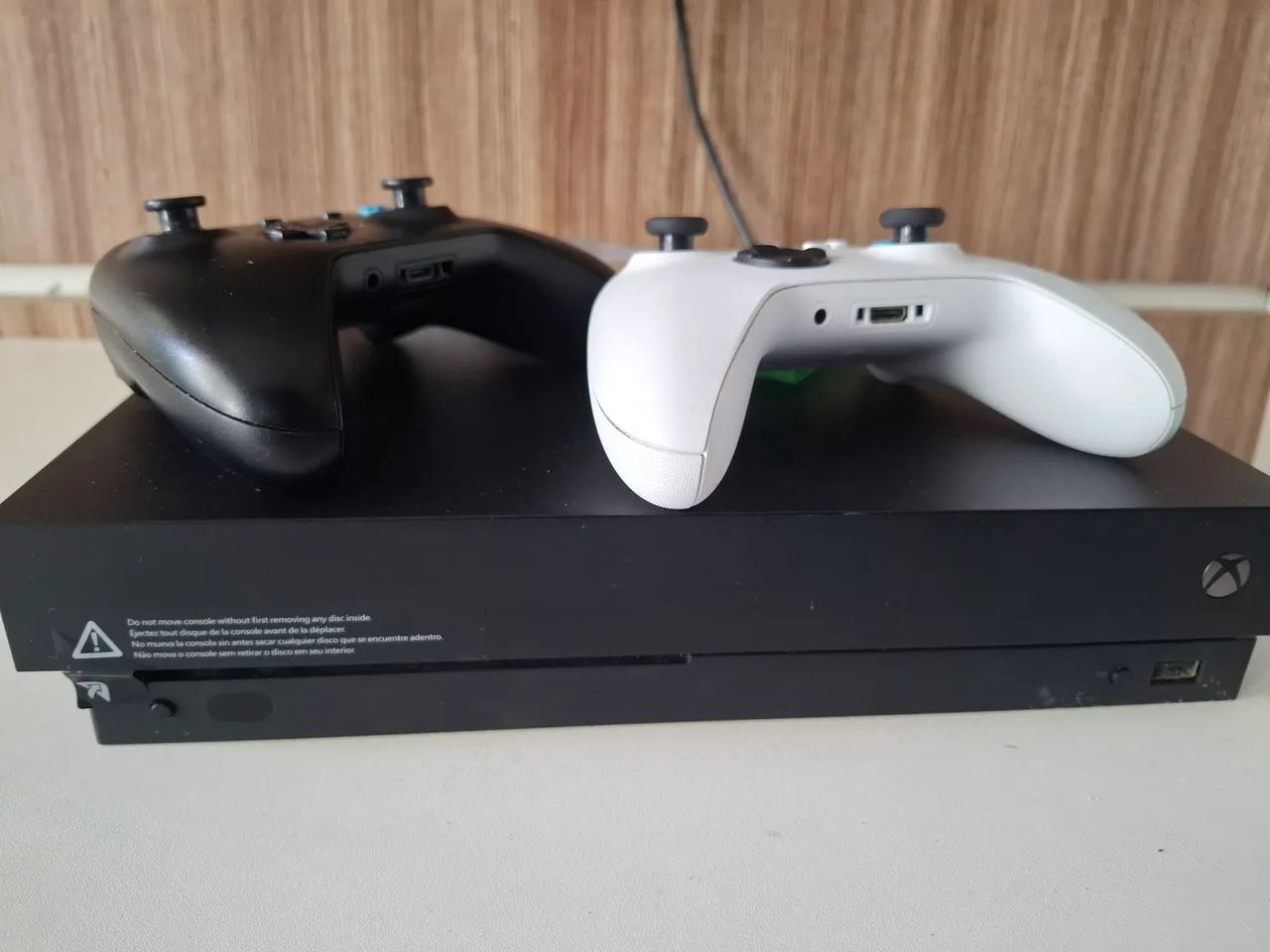Xbox One X + 2 Controles e Jogo