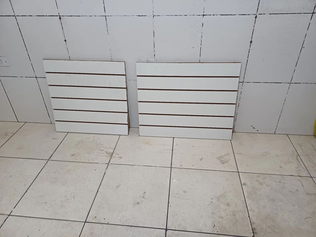 Kit painel canaletado com ganchos - Foto 2