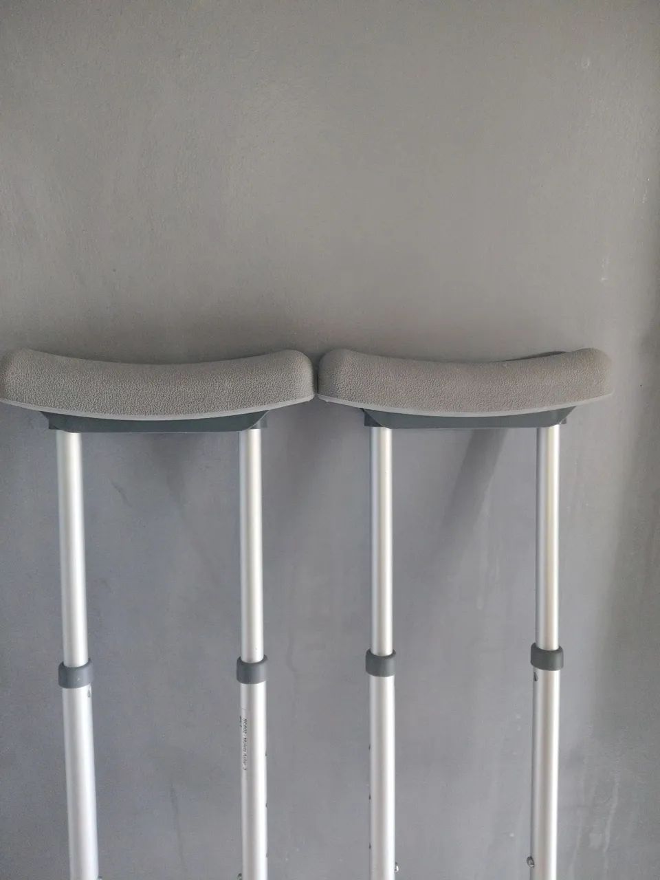 Par de Muletas Axilares Reguláveis em Alumínio - Foto 4