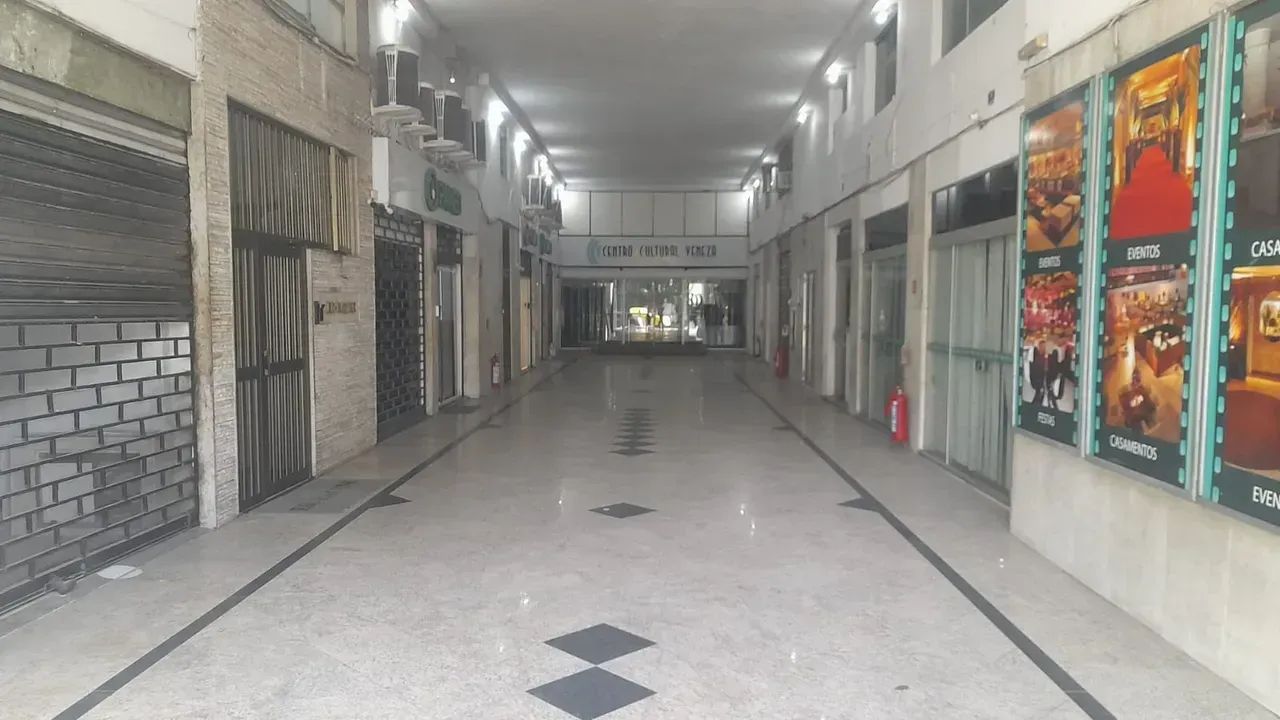 Loja térrea em galeria com jirau e 77 m - Foto 2
