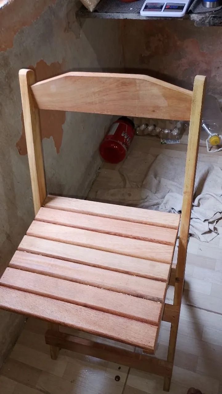 Vendo mesa topo de conveniência com 2 cadeiras.