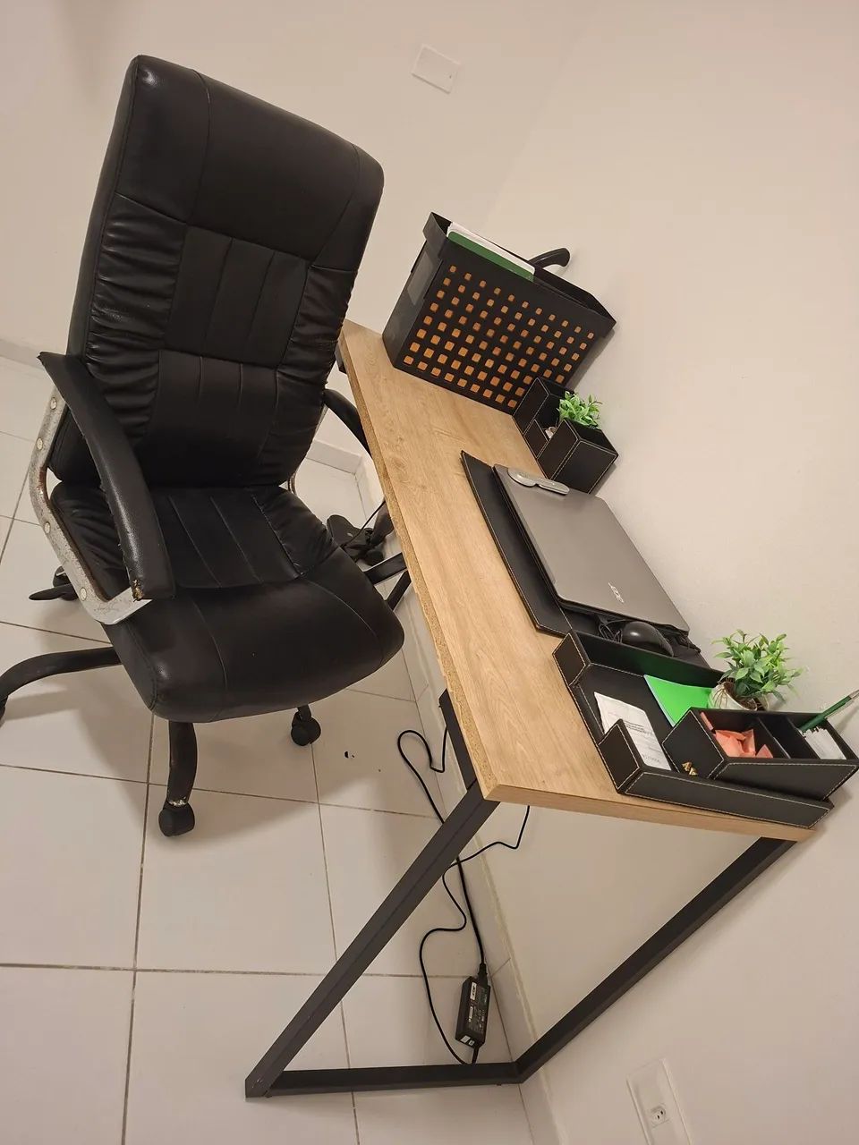 Cadeira, mesa e kit mesa para escritório 