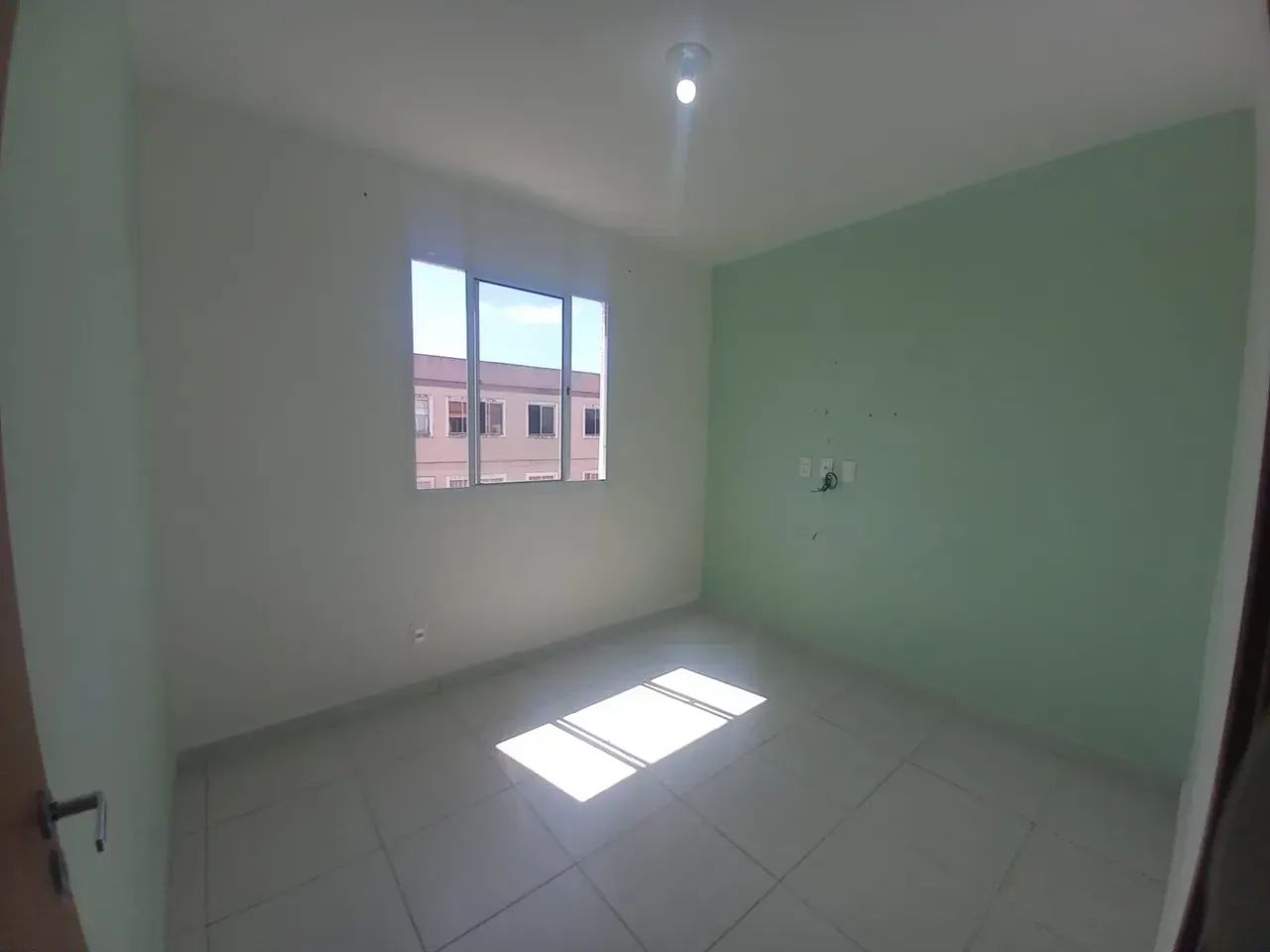 Com 2 qtos, sendo 1 suíte, mais WC social, sala, cozinha e área de serviço. - Foto 2