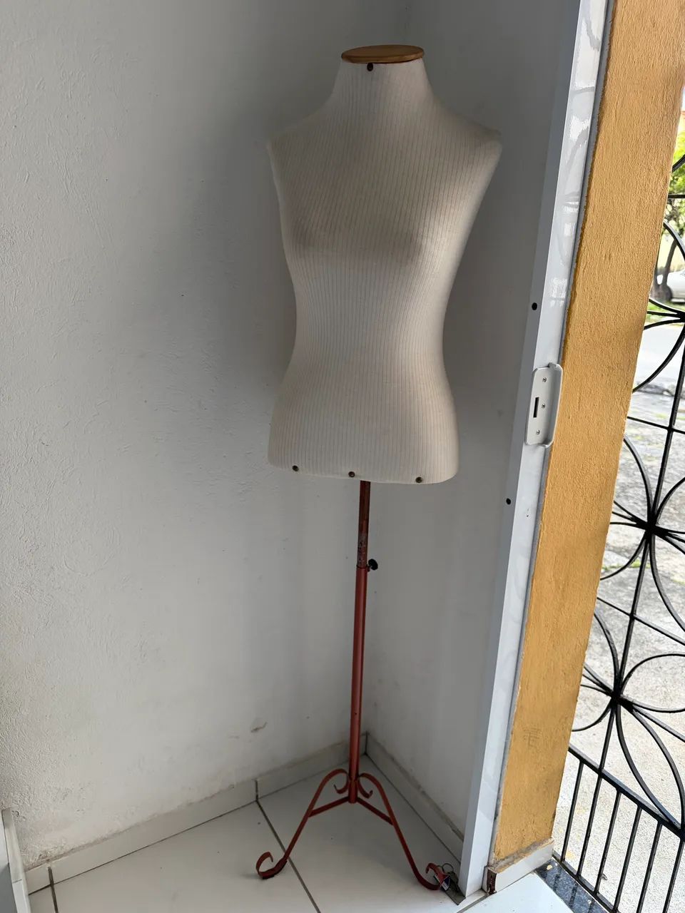 Dois manequins, 1 de fibra e 1 de tecido - Foto 4