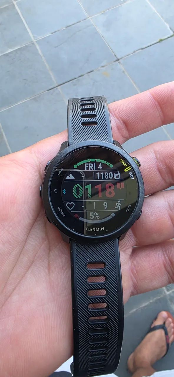 Relógio Garmin Forerunner 55 usado e em excelente estado, com caixa e cabo de carregamento