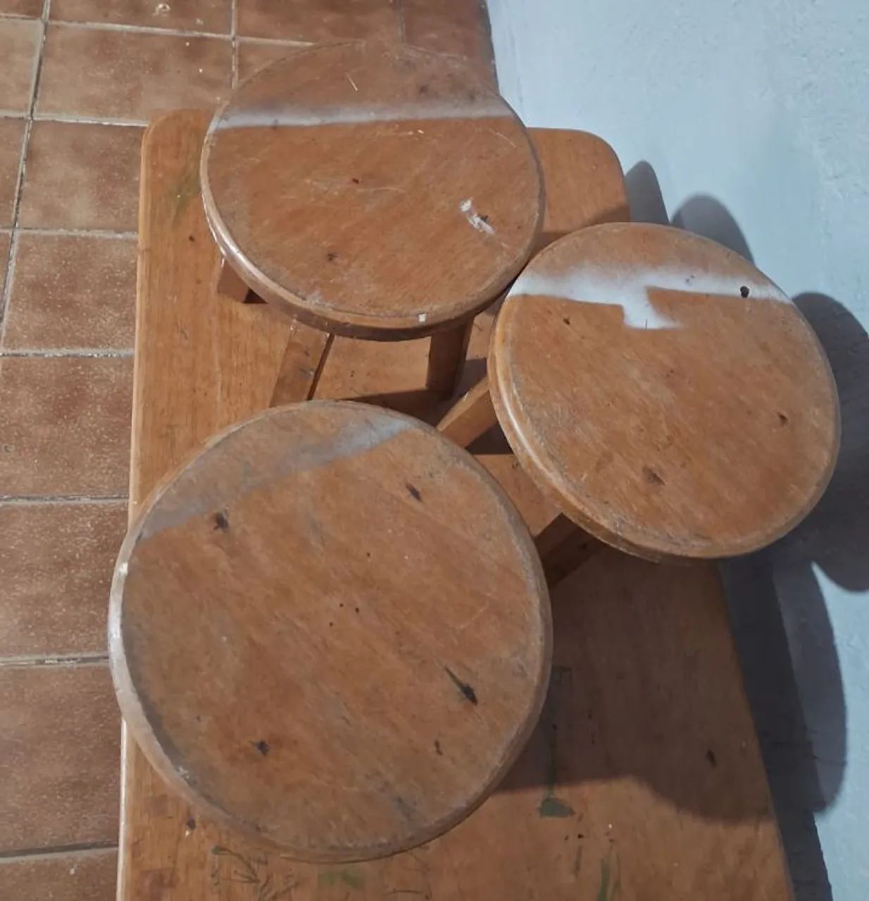 Mesa de madeira pequena com 3 bancos  - Foto 4