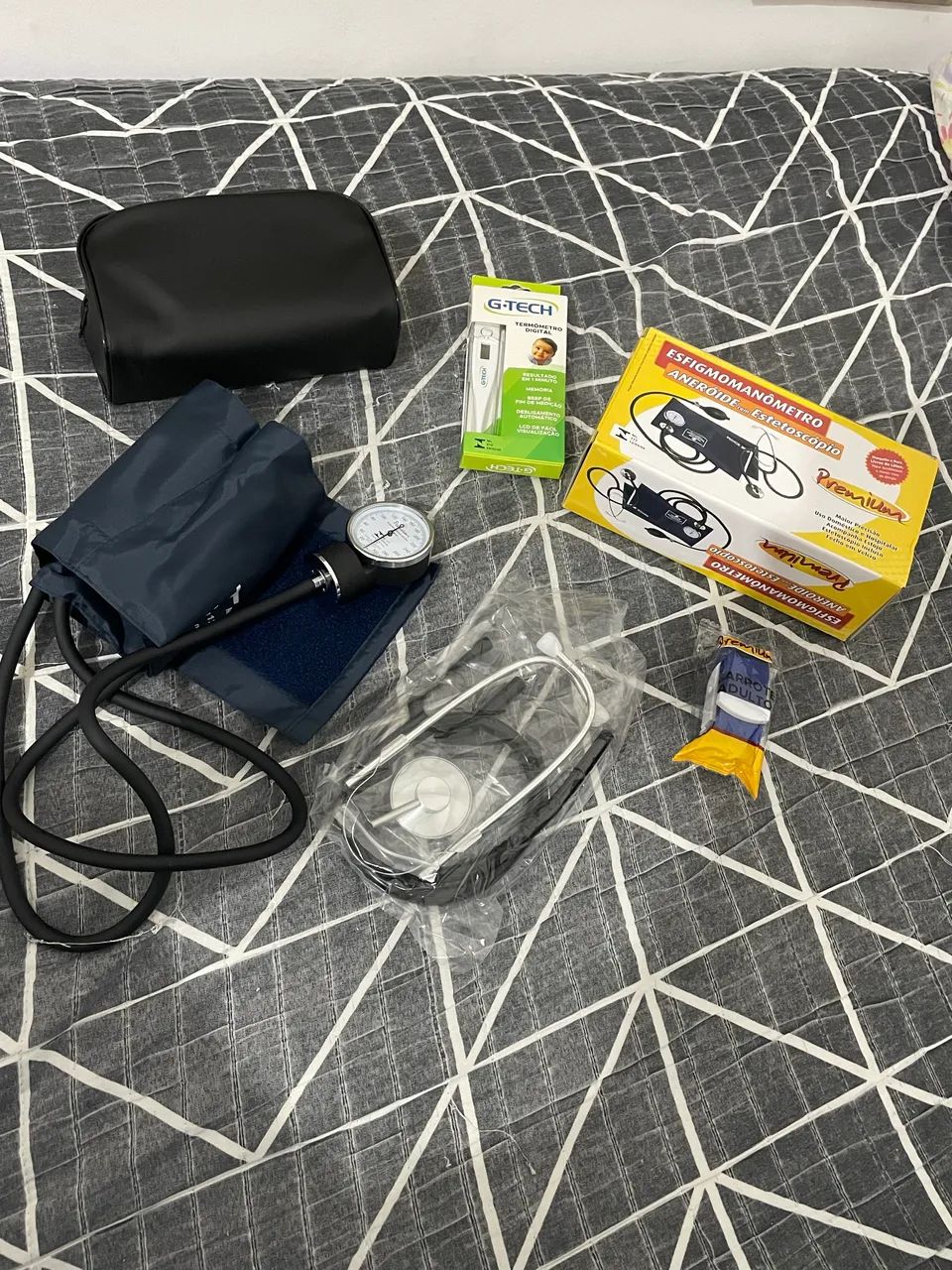 Kit de estetoscópio, esfigmomanômetro, termômetro e garrote 