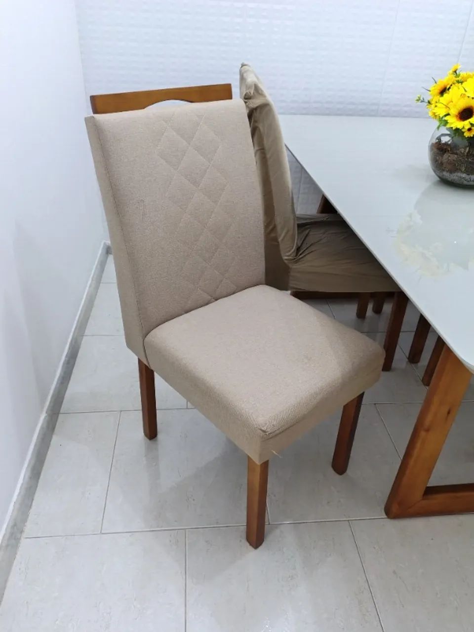 Mesa de jantar laqueada retangular com 6 cadeiras estofadas com linho bege. - Foto 4