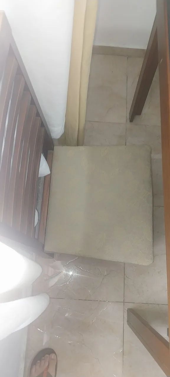 Mesa com quatro cadeiras em madeira com tampo de vidro.  - Foto 5