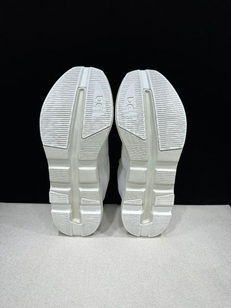 Tênis on cloudzone 41/42 branco  - Foto 5